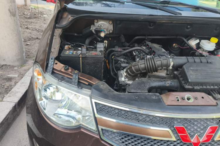 Used Wuling Hongguang 2014 1.5L S Standard Version Engine Bay Right