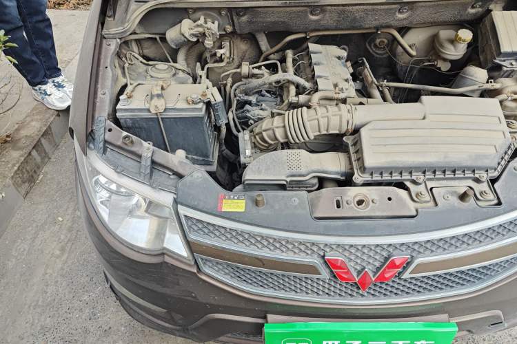 Used Wuling Hongguang 2014 1.5L S Standard Version Engine Bay Right