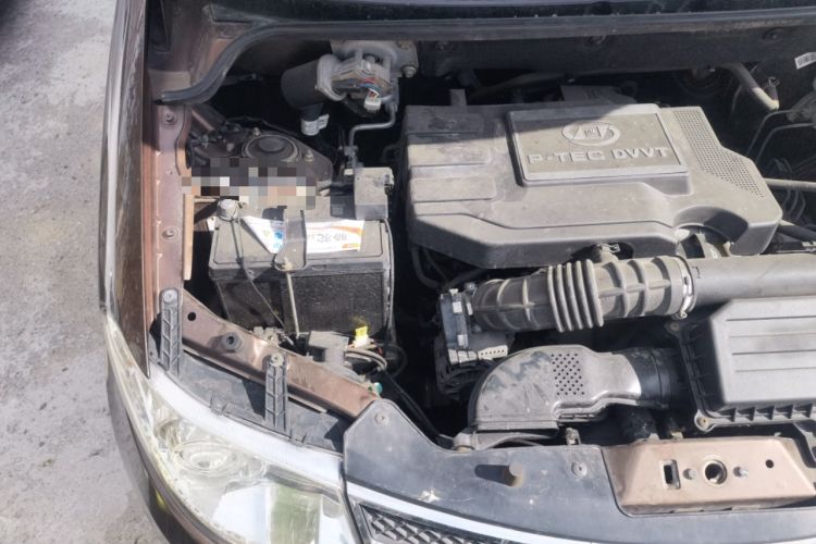 Used Wuling Hongguang 2014 1.5L S Standard Version Engine Bay Right