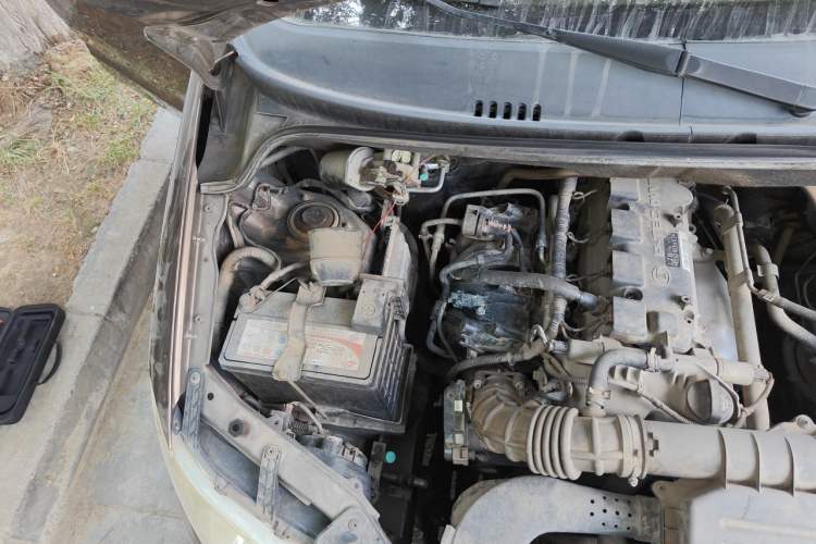 Used Wuling Hongguang 2014 1.5L S Standard Version Engine Bay Right