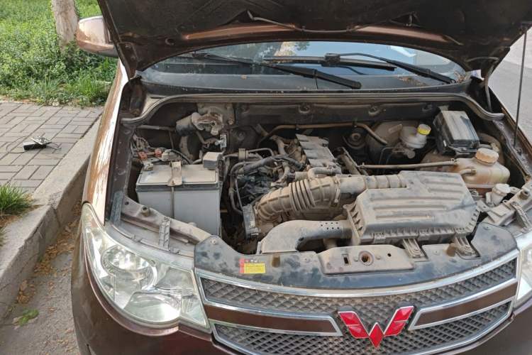 Used Wuling Hongguang 2014 1.5L S Standard Version Engine Bay Right