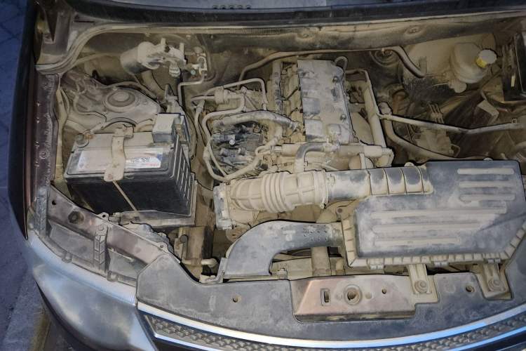 Used Wuling Hongguang 2014 1.5L S Standard Version Engine Bay Right