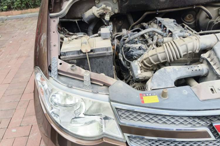 Used Wuling Hongguang 2014 1.5L S Standard Version Engine Bay Right