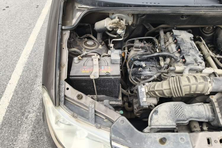 Used Wuling Hongguang 2014 1.5L S Standard Version Engine Bay Right