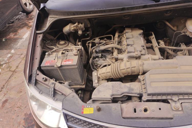 Used Wuling Hongguang 2014 1.5L S Standard Version Engine Bay Right