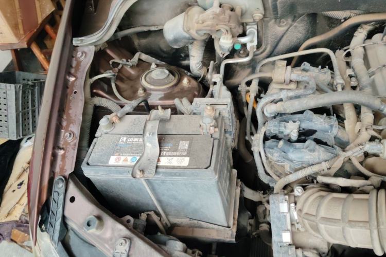 Used Wuling Hongguang 2014 1.5L S Standard Version Engine Bay Right