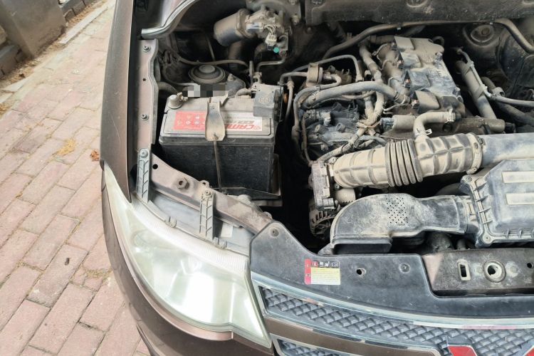 Used Wuling Hongguang 2014 1.5L S Standard Version Engine Bay Right