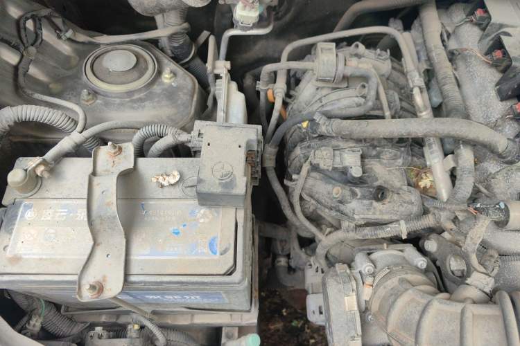 Used Wuling Hongguang 2014 1.5L Base Version Engine Bay Right