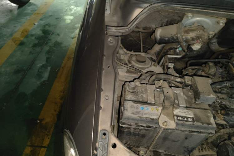 Used Wuling Hongguang 2014 1.5L S Standard Version Engine Bay Right