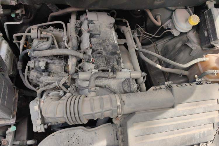 Used Wuling Hongguang 2014 1.5L Base Version Engine Bay