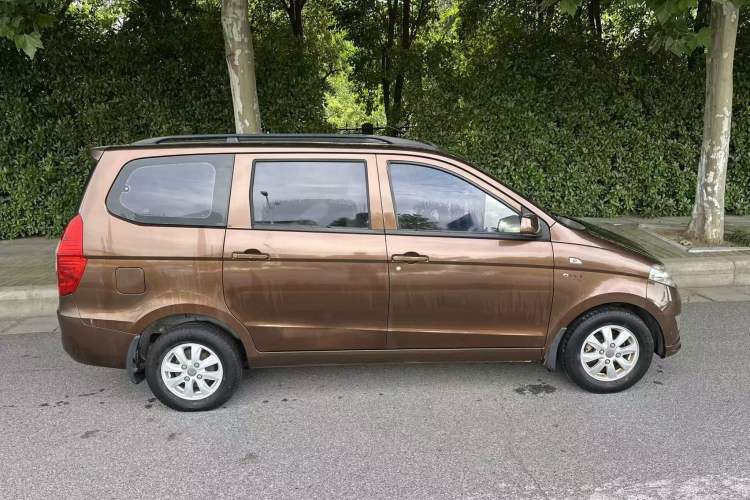 Used Wuling Hongguang 2014 1.5L S Standard Version Exterior 3