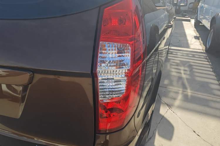 Used Wuling Hongguang 2014 1.5L S Standard Version Exterior 3