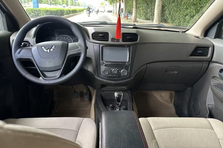 Used Wuling Hongguang 2014 1.5L S Standard Version Interior 1