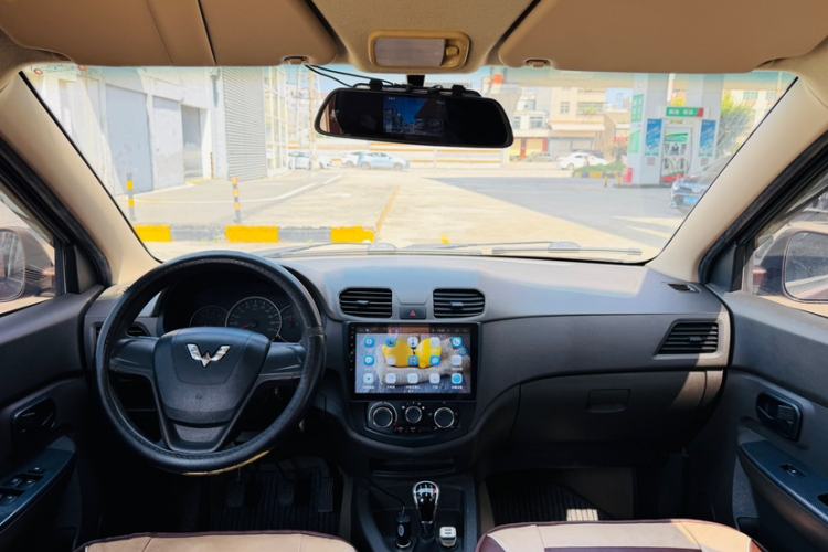 Used Wuling Hongguang 2014 1.5L S Standard Version Interior 2