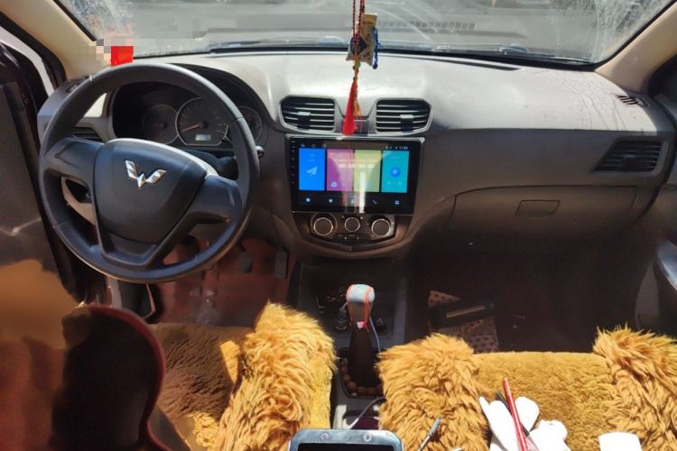 Used Wuling Hongguang 2014 1.5L S Standard Version Interior 2