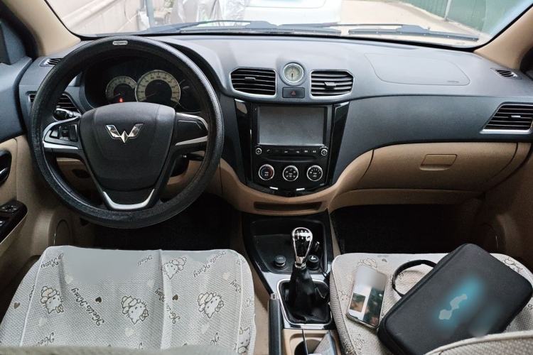 Used Wuling Hongguang 2014 1.5L S Luxury Model Interior 2