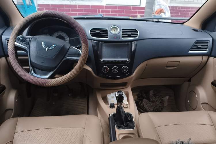 Used Wuling Hongguang 2014 1.5L S Comfort Model Interior 2