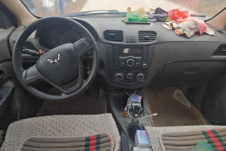 Used Wuling Hongguang 2014 1.5L S Standard Version Interior 2