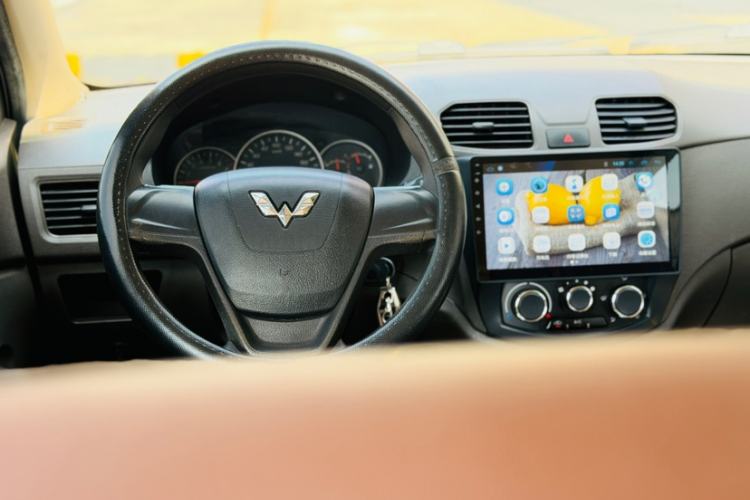 Used Wuling Hongguang 2014 1.5L S Standard Version Interior 3