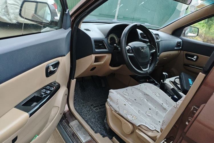 Used Wuling Hongguang 2014 1.5L S Luxury Model Interior 3