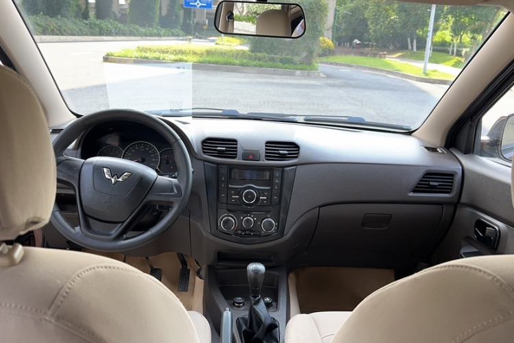 Used Wuling Hongguang 2014 1.5L S Standard Version Interior 3