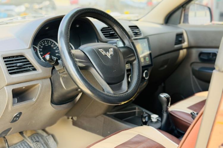 Used Wuling Hongguang 2014 1.5L S Standard Version Interior 4