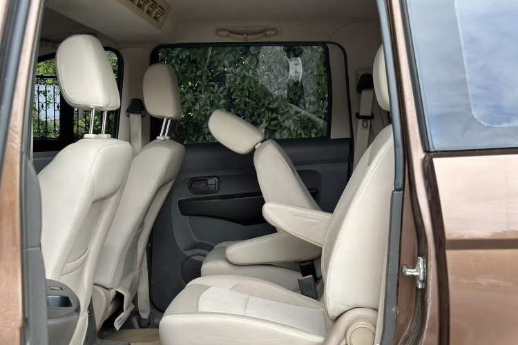 Used Wuling Hongguang 2014 1.5L S Standard Version Interior 5