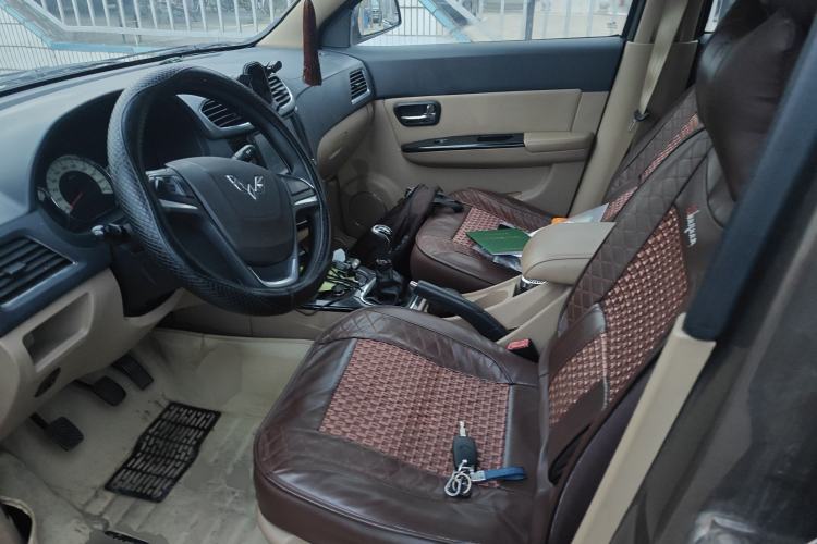 Used Wuling Hongguang 2014 1.5L S Luxury Model Left Front Seat