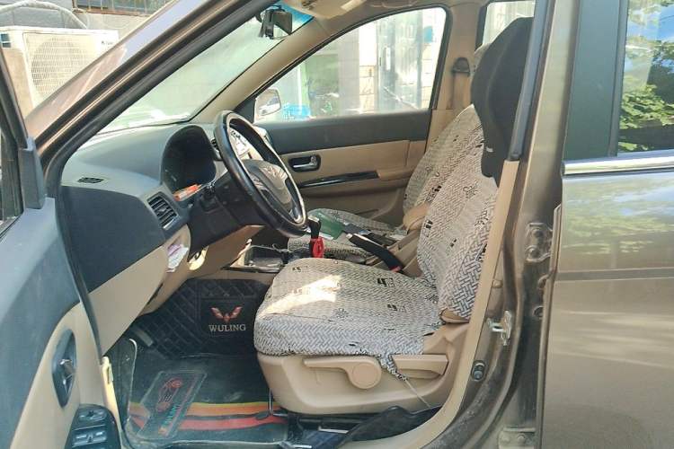 Used Wuling Hongguang 2014 1.5L S Luxury Model Left Front Seat