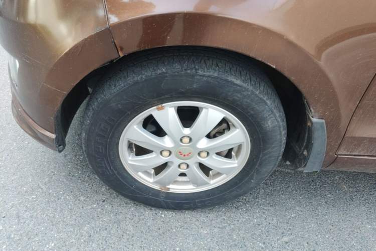 Used Wuling Hongguang 2014 1.5L S Standard Version Left Front Wheel Hub