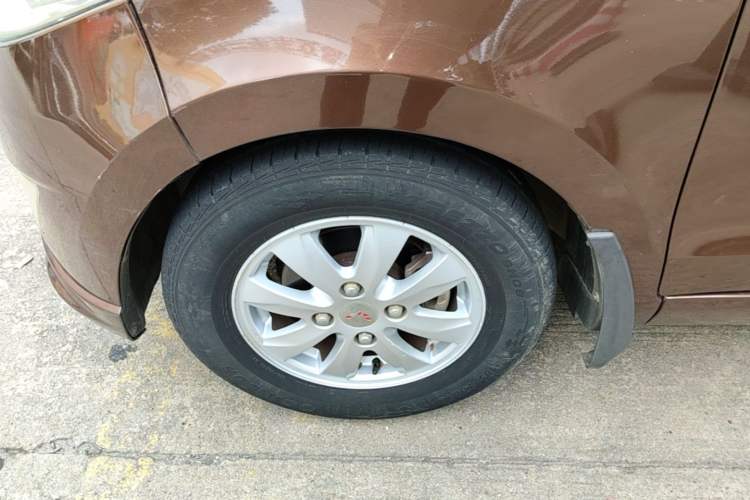 Used Wuling Hongguang 2014 1.5L S Standard Version Left Front Wheel Hub