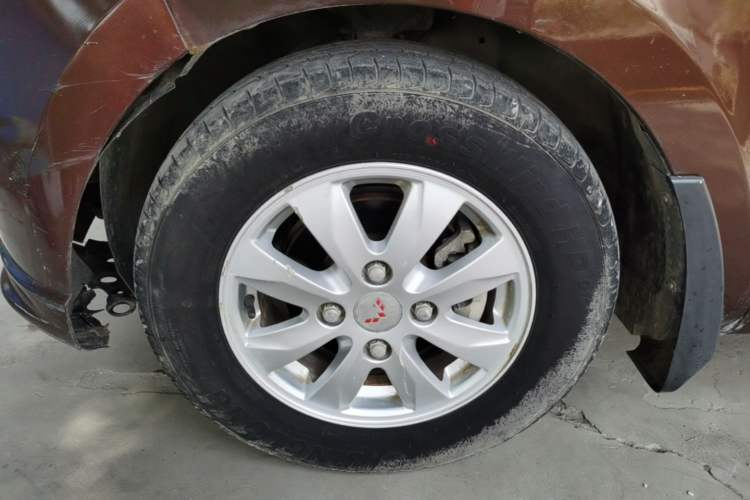 Used Wuling Hongguang 2014 1.5L S Standard Version Left Front Wheel Hub
