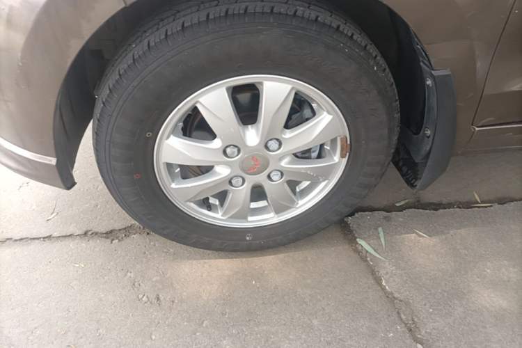 Used Wuling Hongguang 2014 1.5L S Standard Version Left Front Wheel Hub