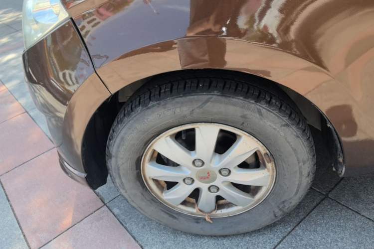 Used Wuling Hongguang 2014 1.5L S Standard Version Left Front Wheel Hub