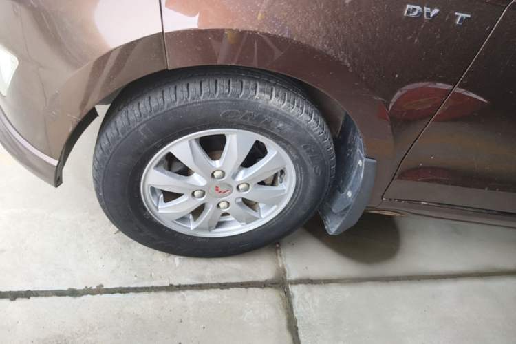 Used Wuling Hongguang 2014 1.5L S Standard Version Left Front Wheel Hub