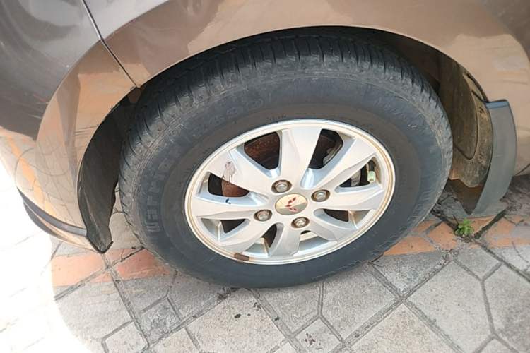 Used Wuling Hongguang 2014 1.5L S Standard Version Left Front Wheel Hub