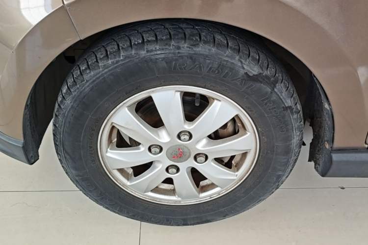 Used Wuling Hongguang 2014 1.5L S Luxury Model Left Front Wheel Hub