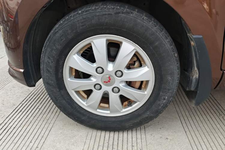 Used Wuling Hongguang 2014 1.5L S Standard Version Left Front Wheel Hub