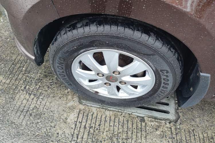 Used Wuling Hongguang 2014 1.5L S Standard Version Left Front Wheel Hub