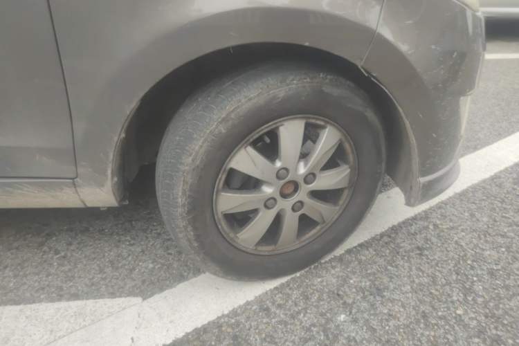 Used Wuling Hongguang 2014 1.5L S Standard Version Right Front Wheel Hub