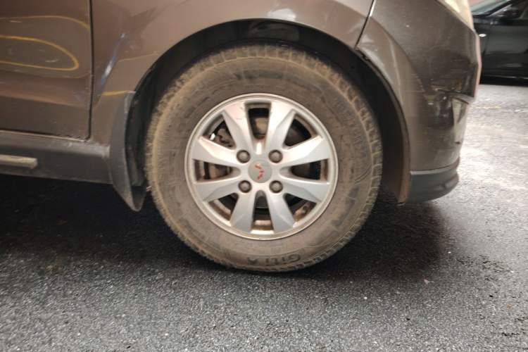 Used Wuling Hongguang 2014 1.5L Standard Version Right Front Wheel Hub