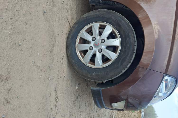 Used Wuling Hongguang 2014 1.5L S Luxury Model Right Front Wheel Hub