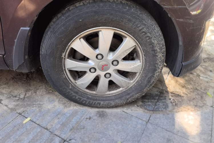 Used Wuling Hongguang 2014 1.5L S Standard Version Right Front Wheel Hub