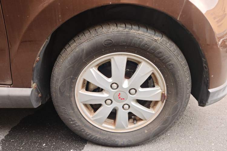 Used Wuling Hongguang 2014 1.5L S Luxury Model Right Front Wheel Hub