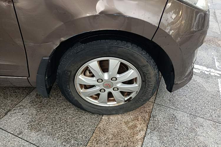Used Wuling Hongguang 2014 1.5L S Standard Version Right Front Wheel Hub
