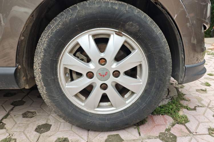 Used Wuling Hongguang 2014 1.5L S Luxury Model Right Front Wheel Hub