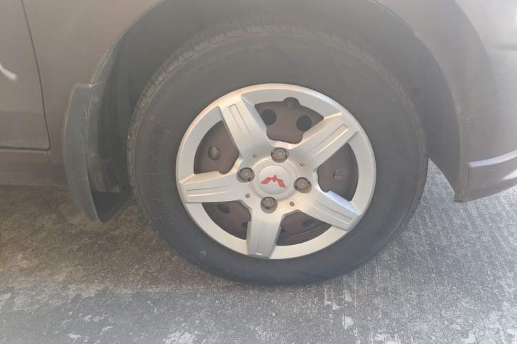 Used Wuling Hongguang 2014 1.5L S Comfort Model Right Front Wheel Hub