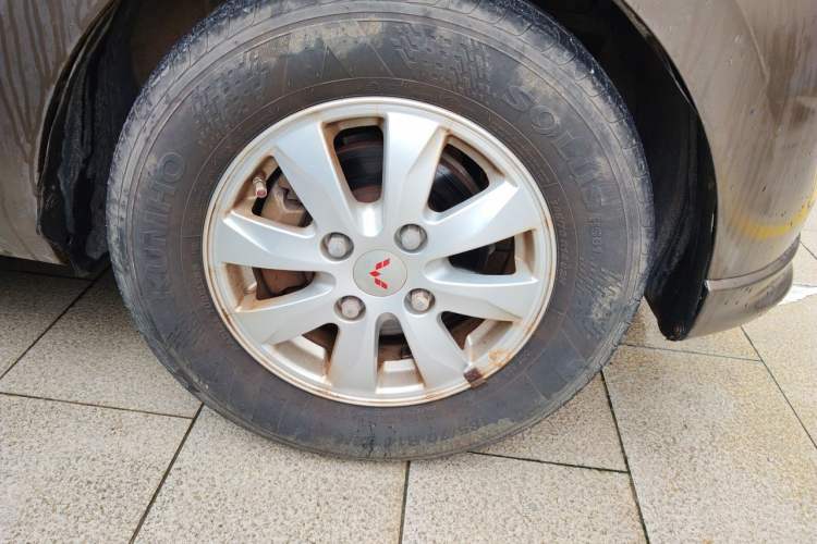 Used Wuling Hongguang 2014 1.5L S Standard Version Right Front Wheel Hub