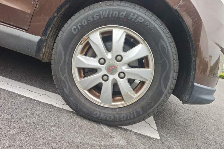 Used Wuling Hongguang 2014 1.5L S Comfort Model Right Front Wheel Hub