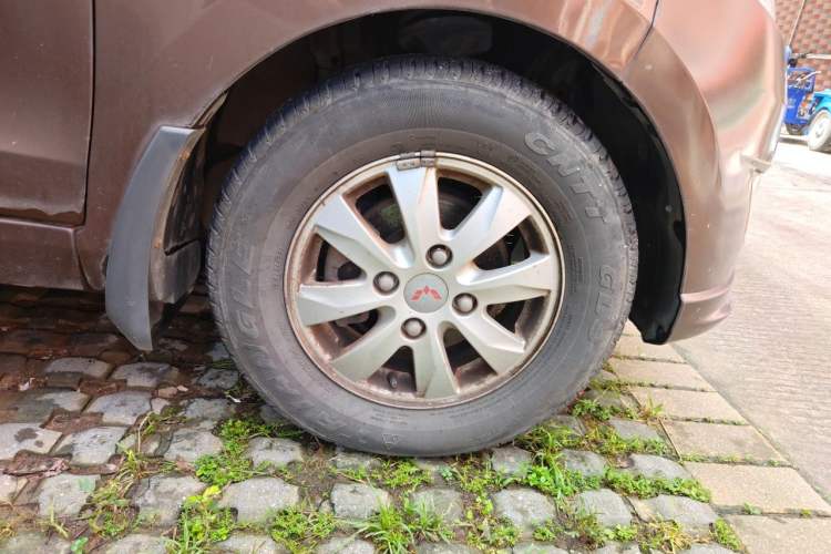 Used Wuling Hongguang 2014 1.5L S Standard Version Right Front Wheel Hub
